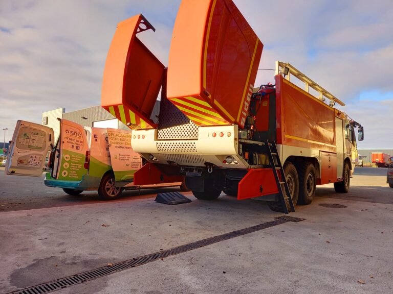 Décalaminage moteur sur cette immense camion de pompiers